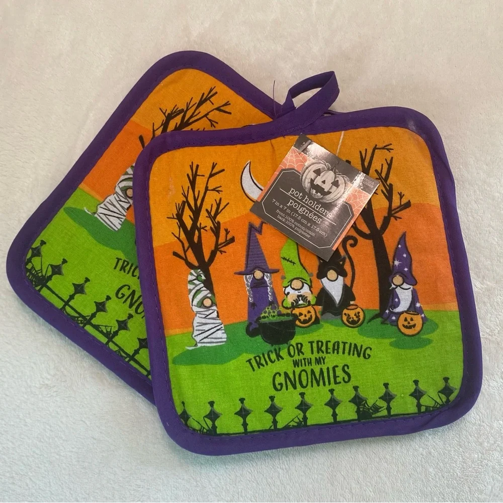 NWT Trick or Treating with my Homies Oven Mitt and a pair of Potholders